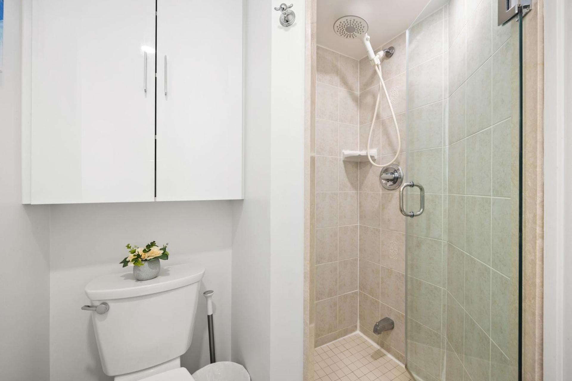 Modern 2-Bedroom Condo W Floor To Ceiling Windows Toronto Luaran gambar