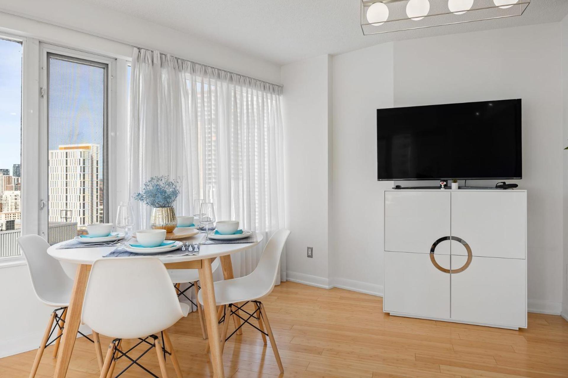 Modern 2-Bedroom Condo W Floor To Ceiling Windows Toronto Luaran gambar