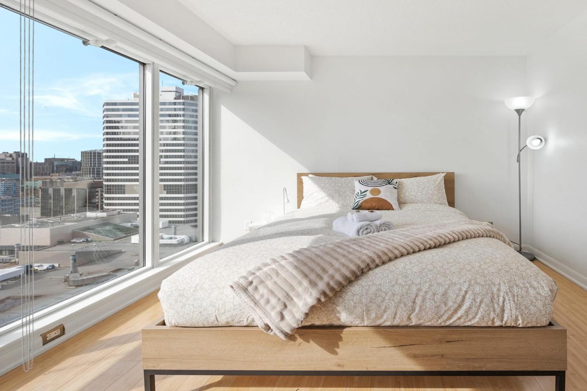 Modern 2-Bedroom Condo W Floor To Ceiling Windows Toronto Luaran gambar