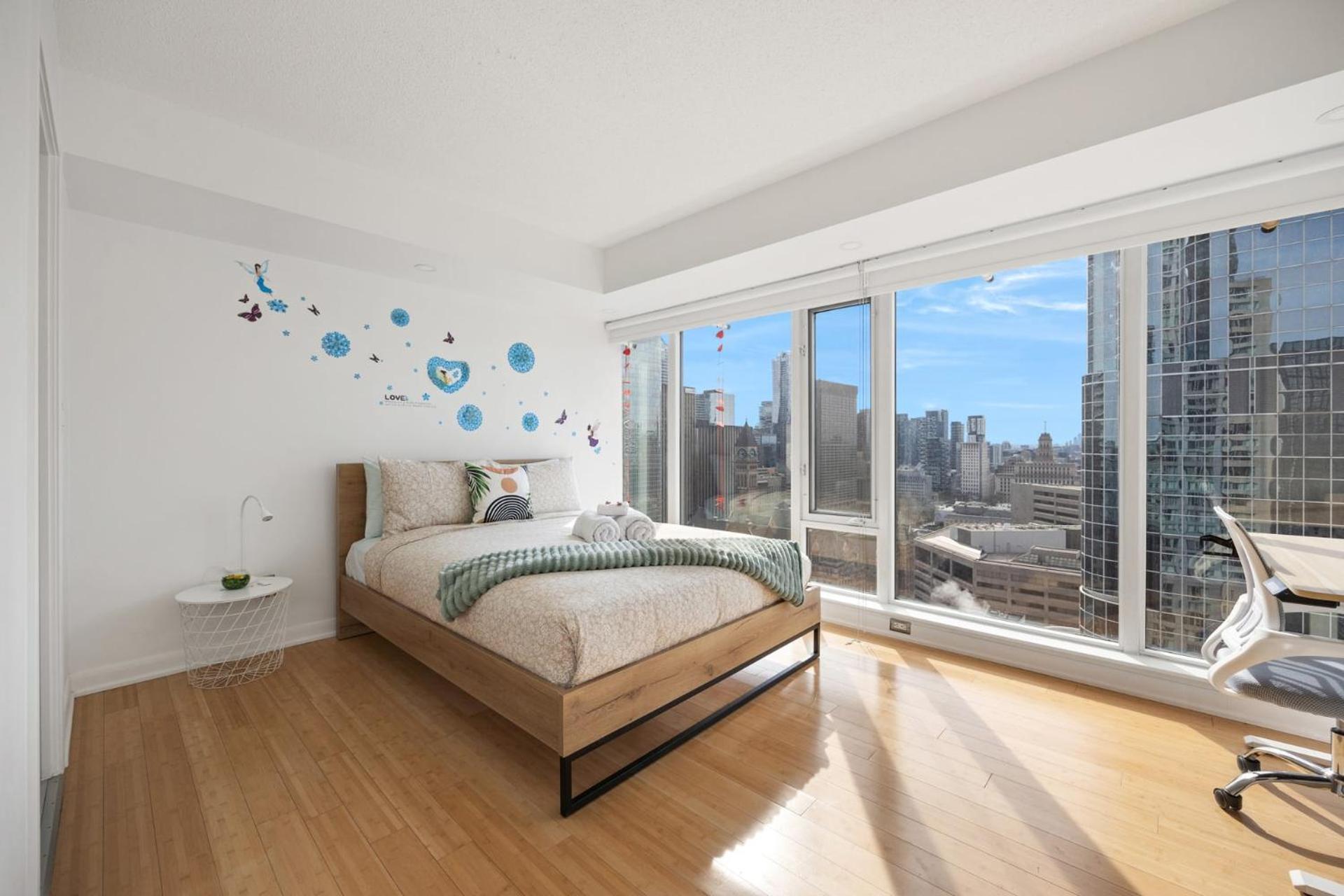 Modern 2-Bedroom Condo W Floor To Ceiling Windows Toronto Luaran gambar