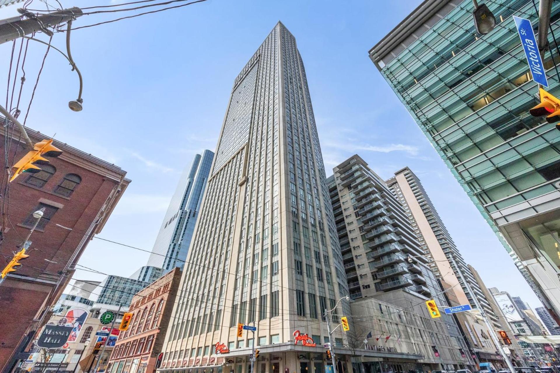 Modern 2-Bedroom Condo W Floor To Ceiling Windows Toronto Luaran gambar